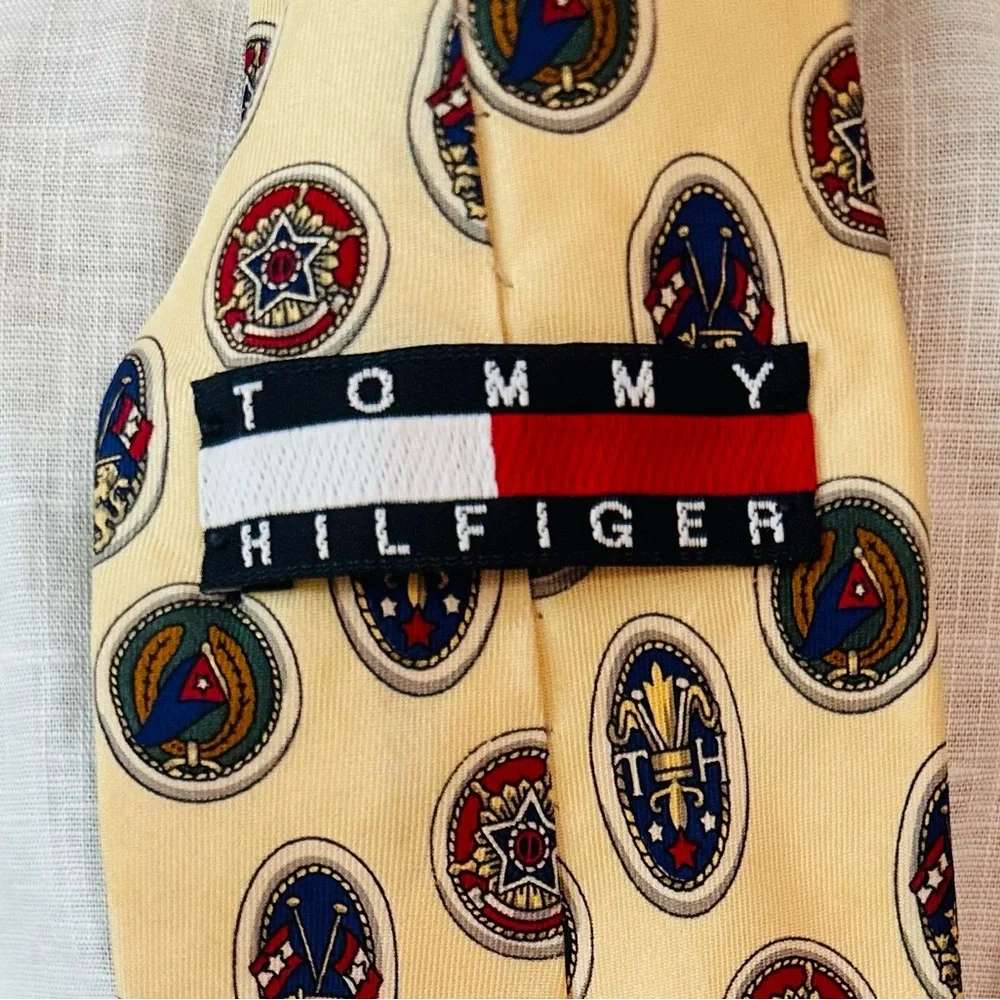 TOMMY HILFIGER ~ Beige/Light Yellow Patterned Neck Tie 100% Italian Silk